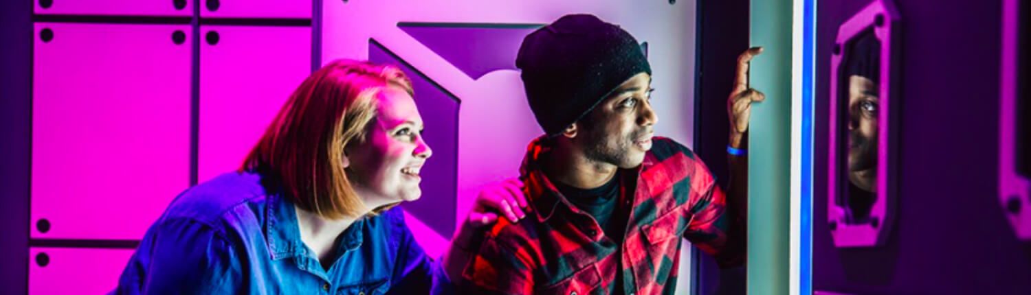 two people playing the mission: mars escape room at the escape game